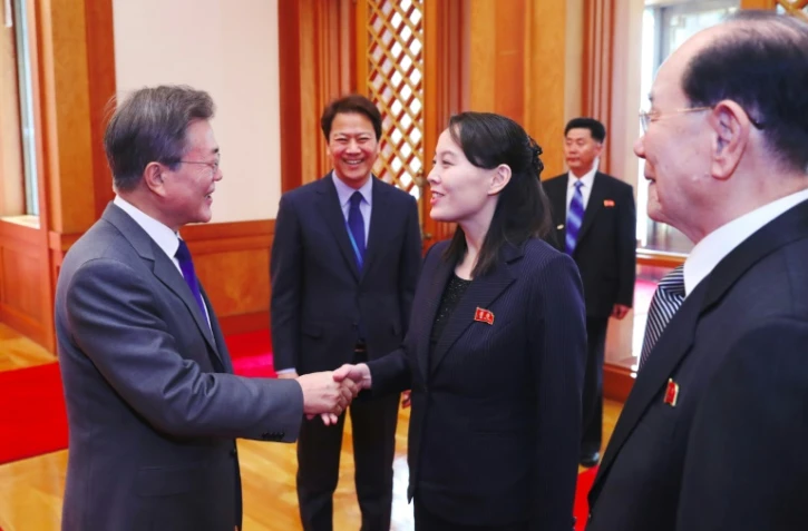 Le président sud-coréen Moon Jae-in serre la main de la soeur du leader nord-coréen Kim Jong Un, Kim Jong Un à Séoul, le 10 février 2018