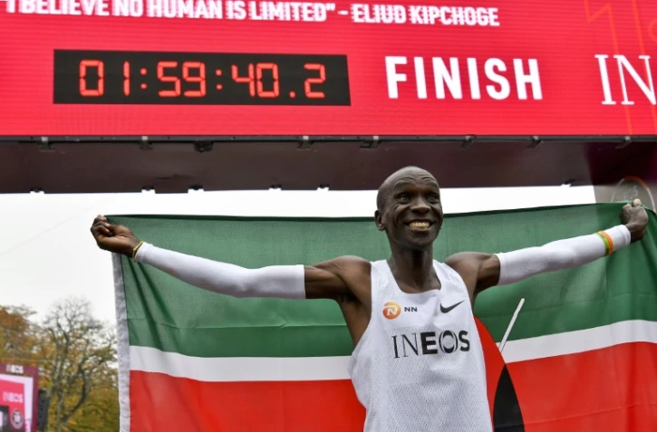 Le Kényan Eliud Kipchoge franchit la ligne d'arrivée du marathon de Vienne, en devenant le 1er homme à passer sous la barre des 2 heures, le 12 octobre 2019
