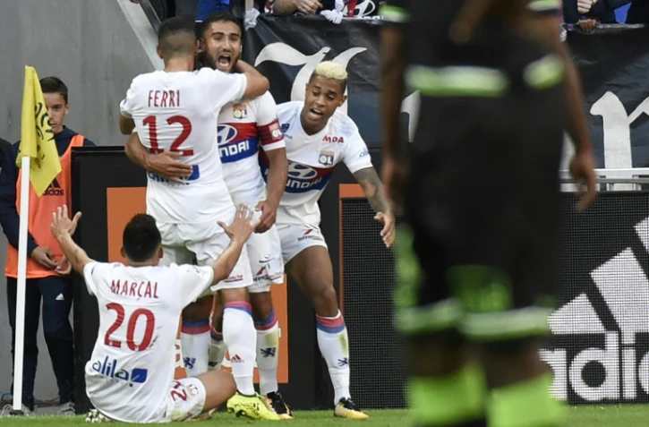 Le capitaine lyonnais Nabil Fekir, buteur décisif contre Guingamp, est congratulé par ses coéquipiers, le 10 septembre 2017 au Parc OL