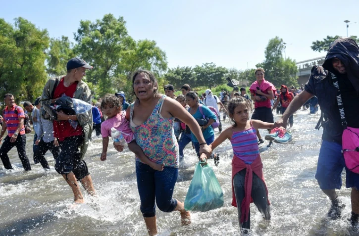 Des centaines de migrants, majoritairment des Honduriens, traversent le fleuve Suichate, à Ciudad Hidalgo au Mexique le 20 janvier 2020