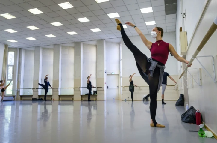 Reprise de l'entrainement pour les danseurs du Ballet de l'Opéra national du Rhin, dans un studio à Mulhouse, le 19 mai 2020