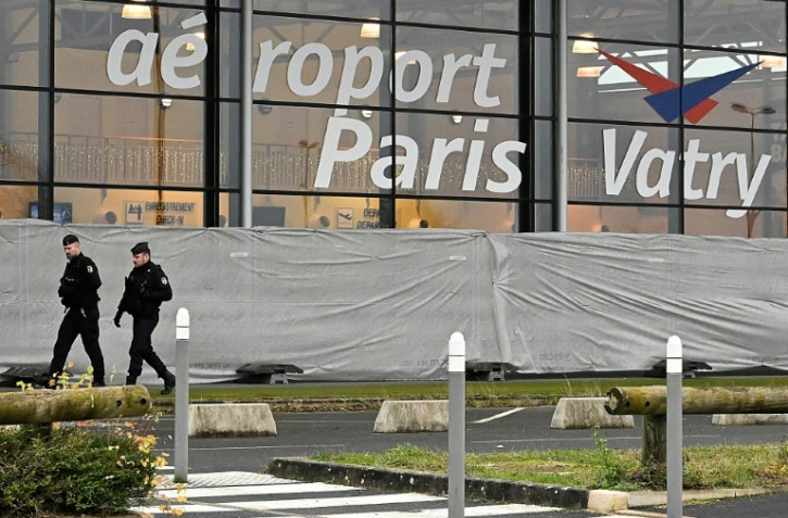 Des gendarmes patrouillent devant l'aéroport de Vatry où sont confinés plus de 300 passagers indiens, le 23 décembre 2023 dans la Marne