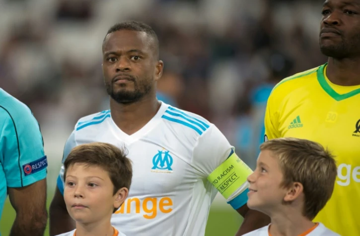 Le défenseur de l'OM Patrice Evra avant le coup d'envoi du match face à Vitoria Guimaraes en Europa League au Vélodrome, le 19 octobre 2017