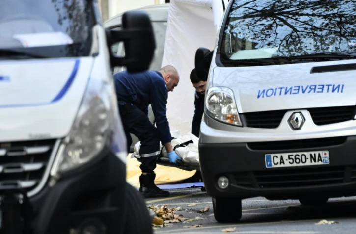 Le corps d'une victime des attaques terroristes évacué le 14 novembre 2014 rue de Charonne à Paris
