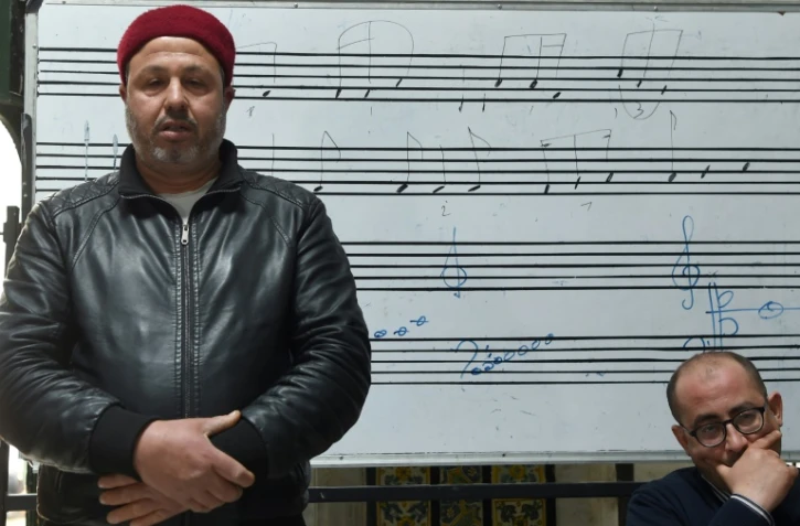 Un muezzin apprend à dire l'adhan, l'appel à la prière, de manière harmonieuse et "à la tunisienne", dans une école de musique traditionnelle à Tunis le 14 mars 2018