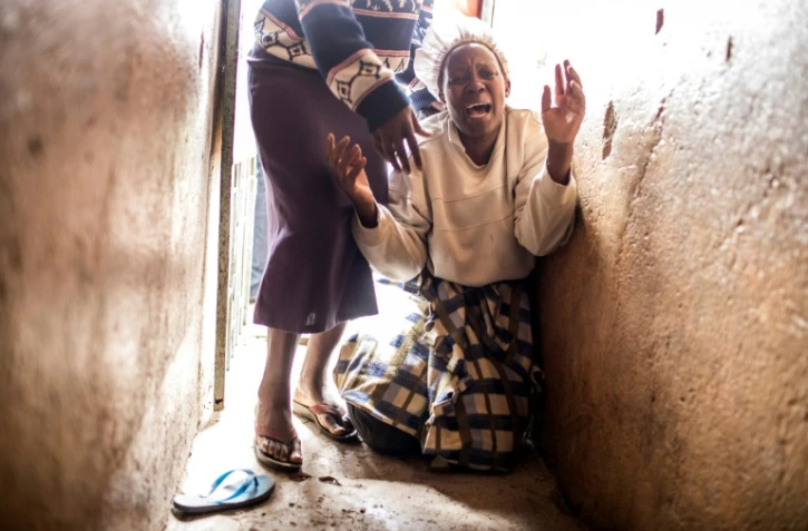 Un parent d'une enfant tuée par balle au balcon de sa maison pleure sa mort, le 12 août 2017, dans les bidonvilles de Mathare à Nairobi