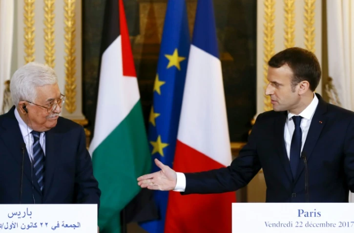 Le président Emmanuel Macron et son homologue palestinien Mahmoud Abbas lors d'une conférence de presse à l'issue de leur rencontre à l'Elysée, le 22 décembre 2017 à Paris