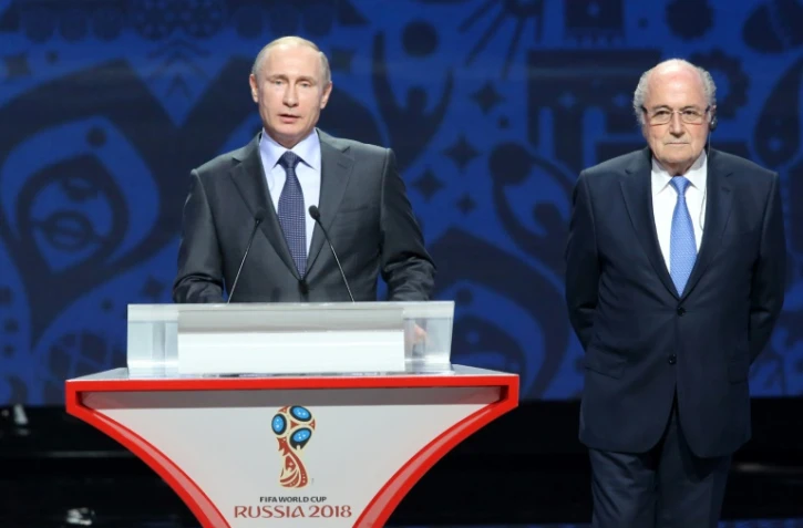 Le président russe Vladimir Poutine et Joseph Blatter, alors président de la Fifa, le 25 juillet 2015 à Saint-Pétersbourg