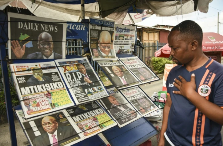 Un passant devant un kiosque à journaux de Dar es Salaam, le 18 mars 2021