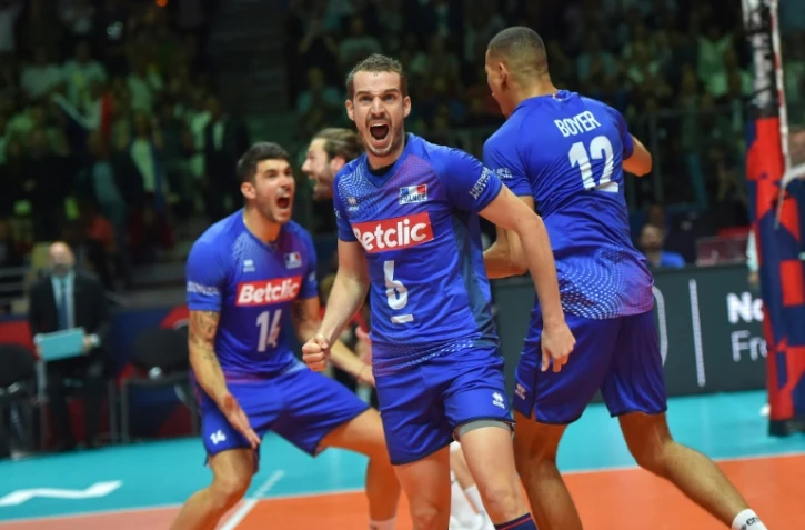 Benjamin Toniutti (c) et les Bleus exultent après leur victoire face aux Italiens en quarts de finale de l'Euro de basket, le 24 septembre 2019 à Nantes