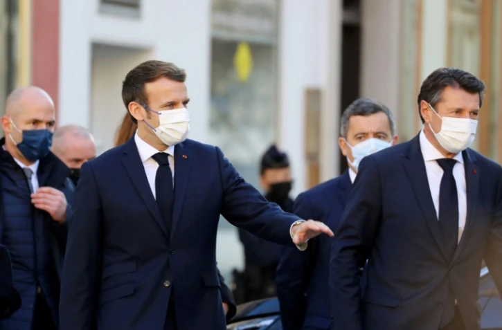Le président Emmanuel Macron le 10 janvier 2022 à Nice flanqué du maire de la ville Christian Estrosi qui s'est rallié à lui et du ministre de l'Intérieur Gerald Darmanin, sur le site de l'ancien hôpital Saint-Roch, futur siège de la police