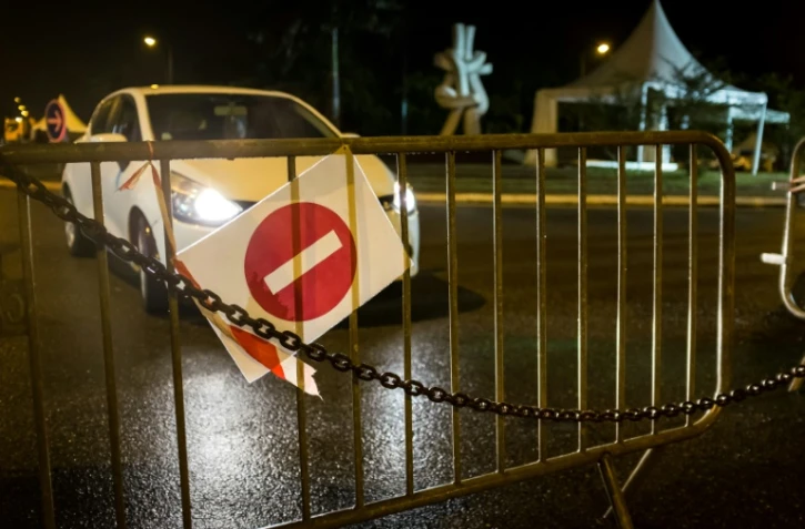Une route bloquée à Remire-Montjoly  en Guyane française le 10 avril 2017