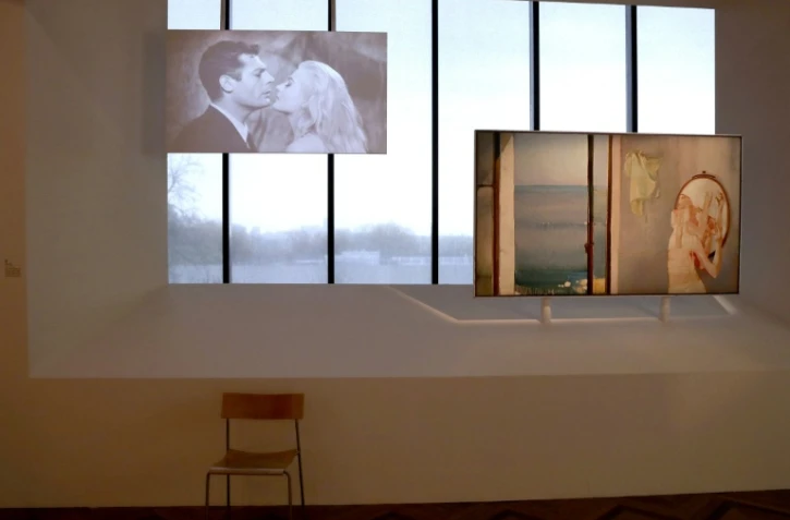 Projection du film "Dolce vita" de Federico Fellini avec Marcello Mastroianni et Anita Ekberg lors de l'exposition "Ciao Italia!" consacrée à l'immmigration italienne à Paris, le 31 mars 2017 