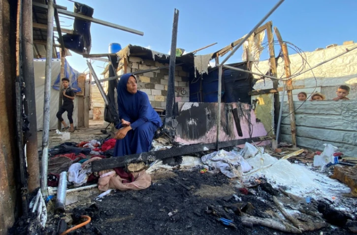 Un campement dévasté après une frappe israélienne dans le secteur d'Al-Mawasi, dans le sud de la bande de Gaza, le 7 août 2025