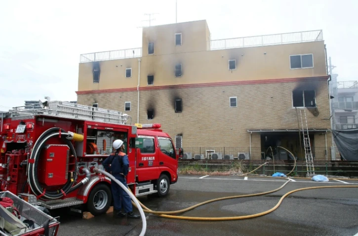 Des pompiers sur le site de l'incendie qui a ravagé un studio d'animation de Kyoto le 18 juillet 2019