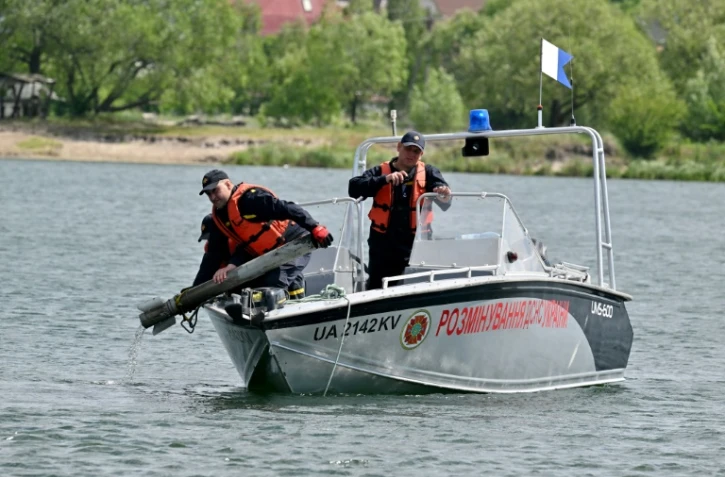 Des démineurs ukrainiens sur le lac d'Horenka, près de Kiev, le 27 mai 2022