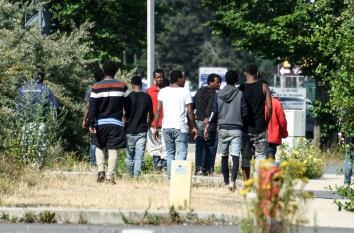 Un groupe de jeunes hommes -suspectés d'être des migrants- dans la périphérie de Calais, le 5 juillet 2017