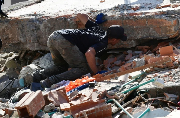 Un homme cherche des survivants à Pereira, en Colombie, le 11 août 2026