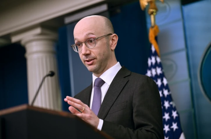 Le porte-parole de la Maison Blanche Ian Sams lors d'une conférence de presse à la Maison Blanche, le 9 février 2024 à Washington