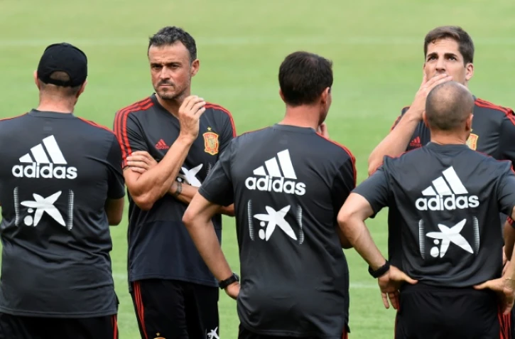 Le sélectionneur espagnol Luis Enrique (2G) lors d'un entraînement le 10 septembre 2018 à Elche près de Valence