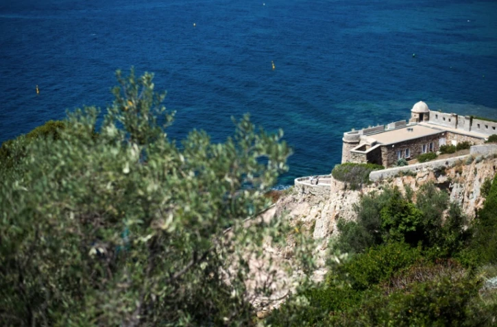 Emmanuel et Brigitte Macron sont arrivés jeudi soir au fort de Brégançon (Var), lieu de villégiature des présidents de la République