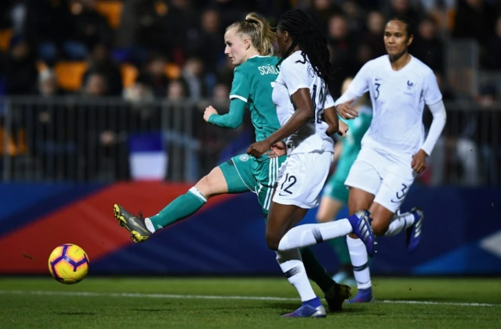 L'attaquante allemande Lea Schuller (g) à la lutte avec la Française Aissatou Tounkara, le 28 février 2019 à Laval  