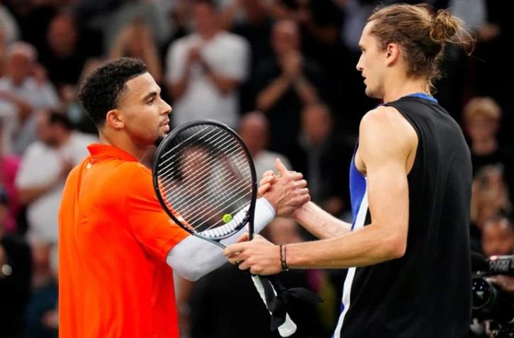 Poignée de mains entre le jeune Français Arthur Fils et Alexander Zverev (de dos) à l'issue de leur opposition à Paris-Bercy, le 31 octobre 2024 
