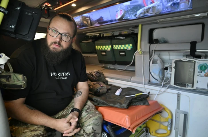 Vladyslav Tchoumatchenko,  médecin sur le front, lors d'une interview avec l'AFP dans la région de Donetsk, le 20 février 2025 en Ukraine