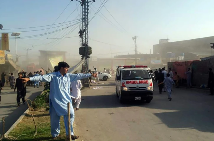 Une ambulance emmènent des victimes des doubles attentats à Parachinar, le 23 juin 2017 au Pakistan