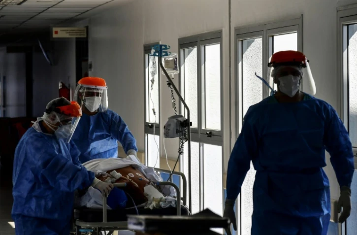 Personnel de santé autour d'un malade atteint du Covid-19 à l'hôpital El Cruce, à Florencio Varela, dans la banlieue de Buenos Aires, le 13 avril 2021