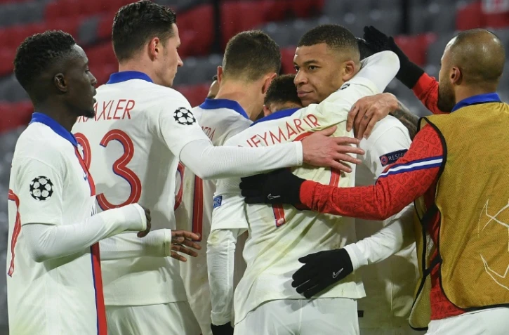 L'attaquant français du Paris Saint-Germain, Kylian Mbappé (2e à d), célèbre le but du 2-3 avec ses coéquipiers lors du quart de finale aller de la Ligue des champions contre le Bayern Munich, en Allemagne, le 7 avril 2021