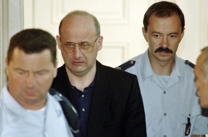 Jean-Claude Romand (c) arrive au tribunal de Bourg-en-Bresse, le 25 juin 1996