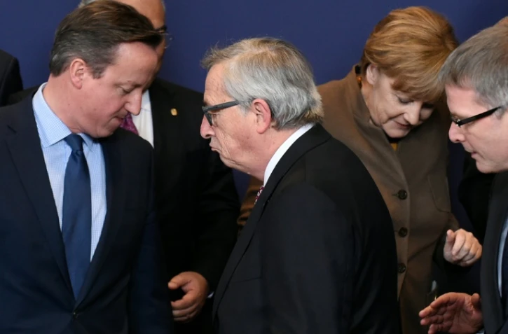 Le Premier ministre britannique, David Cameron (g), et le président de la Commission européenne, Jean-Claude Juncker (c), le 18 février 2016 à Bruxelles
