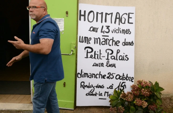 Un homme passe devant la salle des fêtes où une marche est annoncée, le 24 octobre 2015 à Petit-Palais-et-Cornemps 