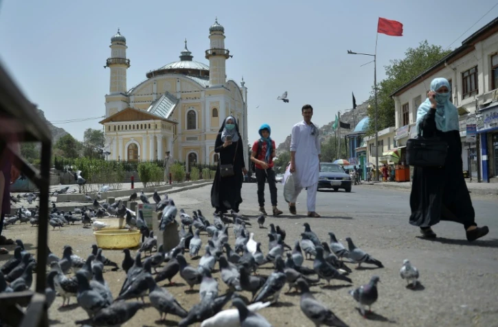 Des Afghans dans une rue de Kaboul, le 18 août 2021 après la prise de la ville par les talibans