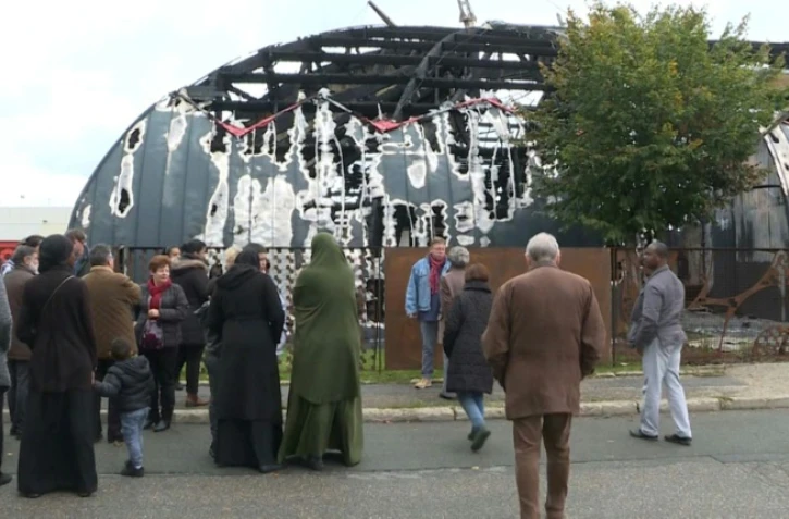 Capture d'image vidéo de l'AFPTV le 3 novembre 2019, montrant des habitants devant le chapiteau incendié à Chanteloup-les-Vignes.