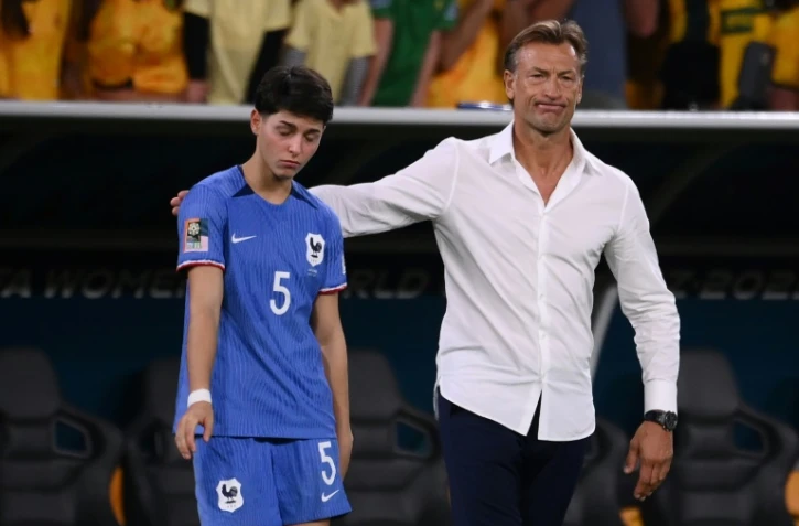 Le sélectionneur de l'équipe de France Hervé Renard console Elisa De Almeida après l'élimination contre l'Australie en quart de finale du Mondial, le 12 août 2023 à Brisbane