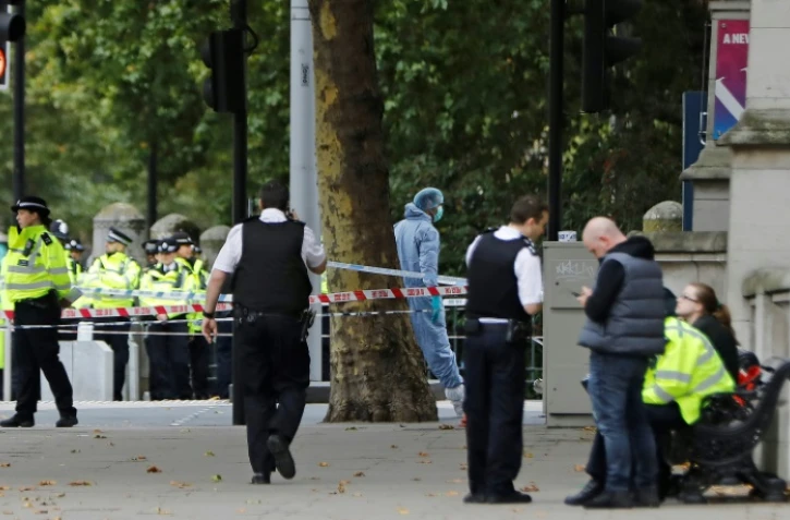 Des policiers sur les lieux où des piétons ont été blessés par une voiture qui a heurté des piétons près du Museum d'histoire naturelle, dans un quartier touristique de Londres, le 7 octobre 2017
