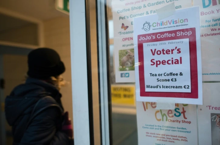 Panneau indiquant un bureau de vote, où sont vendus du thé, du café et des scones à Dublin le 26 février 2016