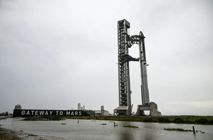 La nouvelle fusée Starship V3 de SpaceX , vue depuis South Padre Island, arrimée à la base spatiale Starbase lors du 12ᵉ vol d'essai, le 21 mai 2026 au Texas
