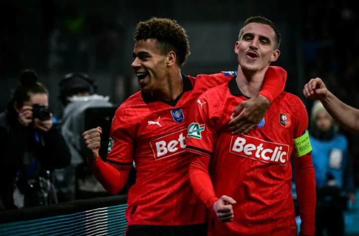 Les Rennais Désiré Doué (g) et Benjamin Bourgigeaud contre Le Puy en quart de finale de Coupe de France, le 29 février 2024 à Saint-Etienne