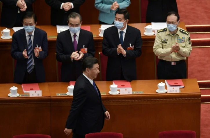 Le président Xi Jinping est applaudi lors de la séance de clôture d'une session du Parlement à Pékin, le 28 mai 2020