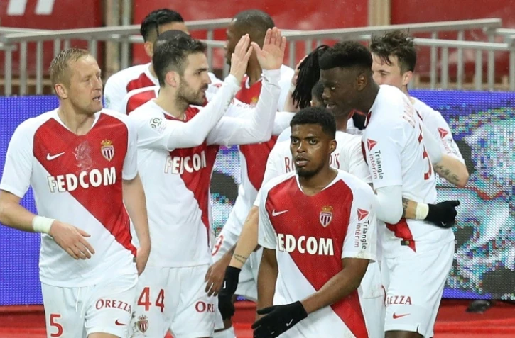 Le milieu espagnol de Monaco Cesc Fabregas (c) fêté par ses coéquipiers après son but contre Toulouse, le 2 février 2019 au stade Louis-II  