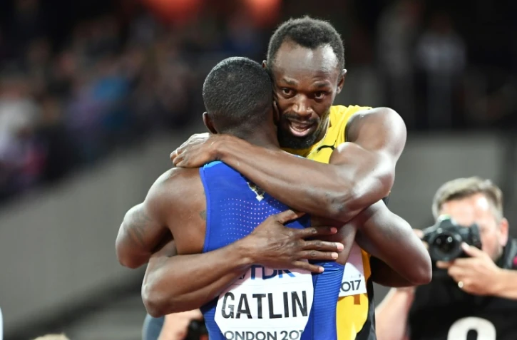 Le Jamaïcain Usain Bolt félicite Justin Gastlin, sacré champion du monde du 100 m, à Londres le 5 août 2017
