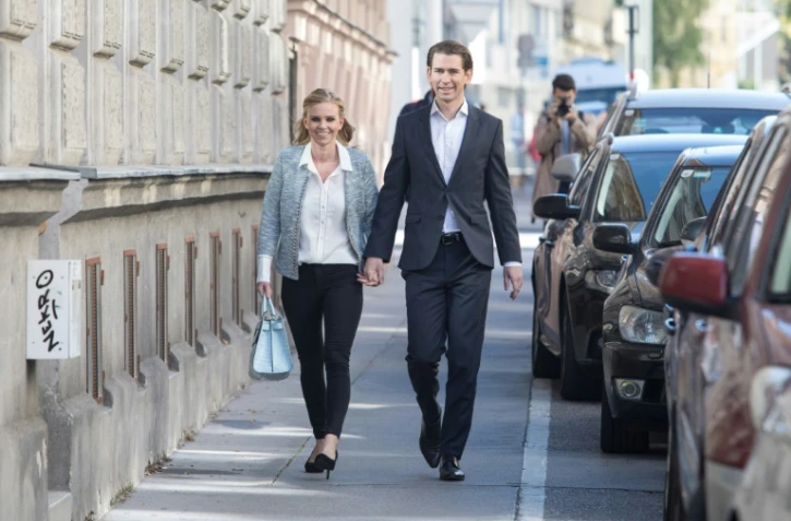 Sebastian Kurz, ministre des Affaires étrangères et chef du parti chrétien-démocrate ÖVP et sa compagne Susanne Thier s'apprêtent à voter à Vienne, le 15 octobre 2017