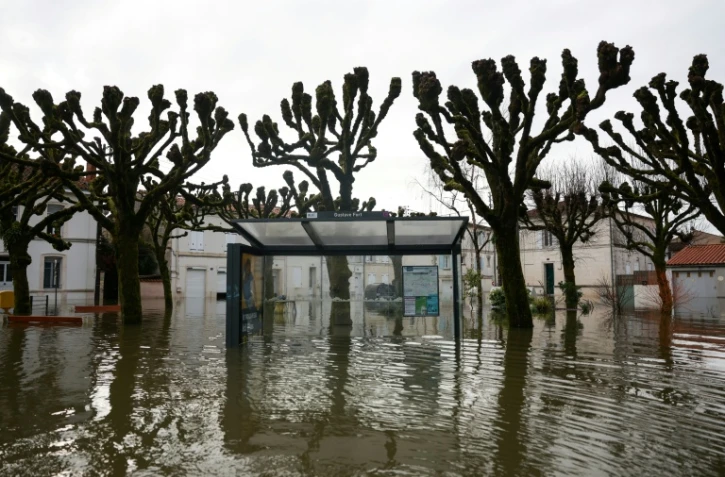 Un abri-bus inondé dans le centre-ville de Saintes, le 18 février 2026