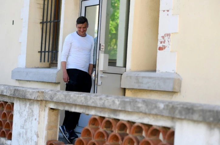 Christophe, ex-soldat français, fume une cigarette devant l'entrée de la maison "Athos" à Toulon, le 26 mai 2021