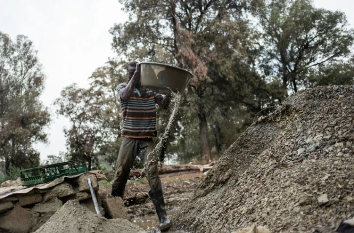 L'un des nombreux mineurs illégaux, travaille le 2 octobre 2015 à la mine de Grootvlei à Springs
