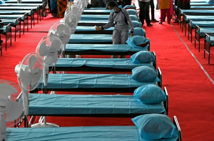 Une infirmière désinfecte des lits dans un nouveau centre de traitement du Covid-19 par naturopathie, à Chennai (Inde) le 31 mai 2021