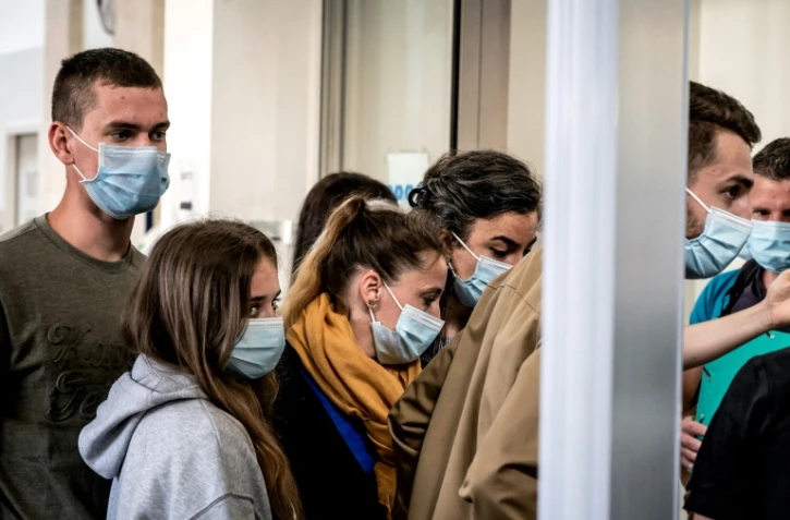 Valérie Bacot (C, écharpe jaune) arrive aux assises de Saône-et-Loire, le 21 juin 2021 à Chalon-sur-Saône